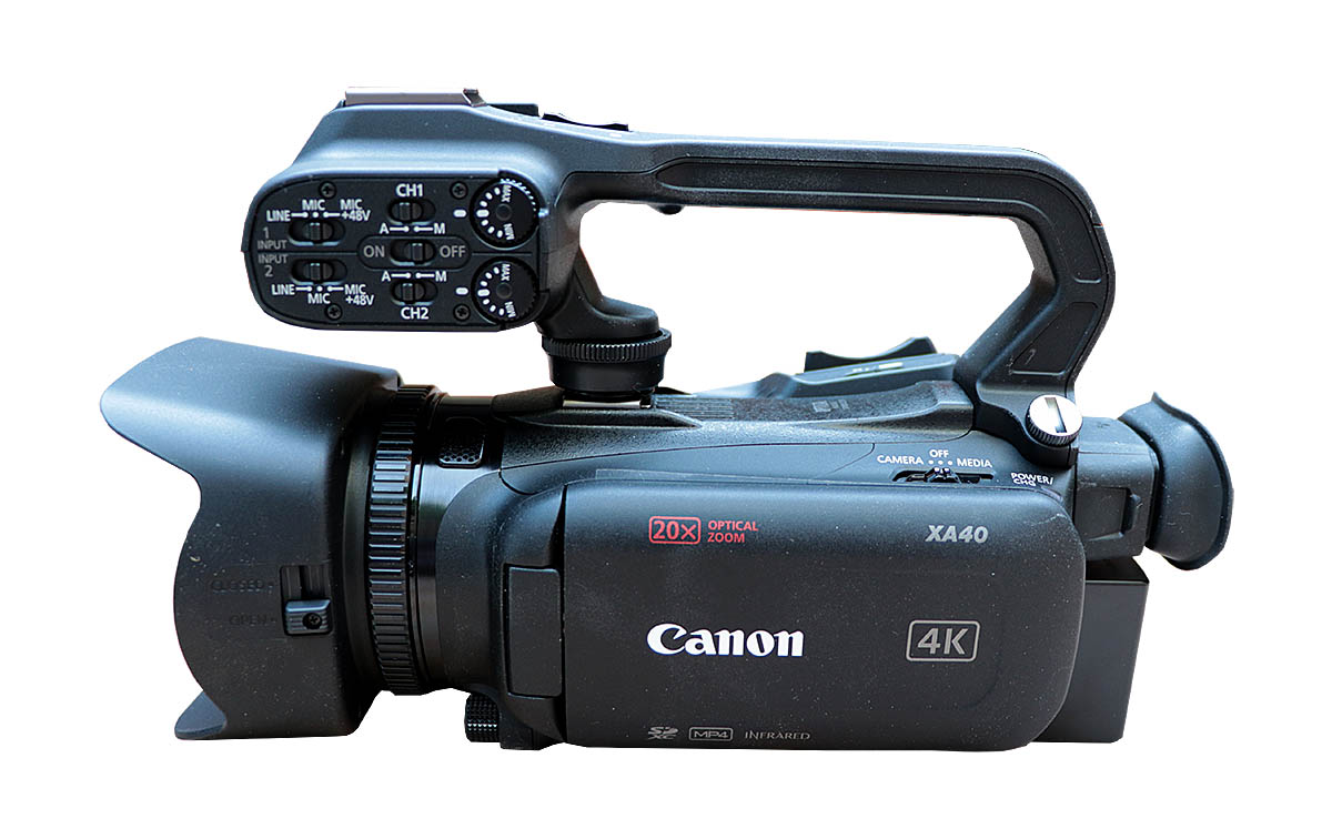 Videokamery Canon XA40 v detailu z levoboku STROJE