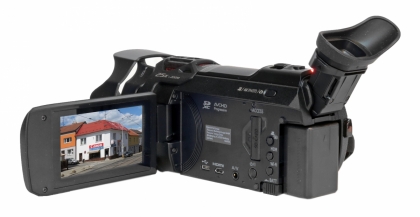 Videokamera Panasonic HC-VXF990 s otevřeným LCD