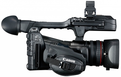 Videokamera Canon XF705 v bočním pohledu zprava...